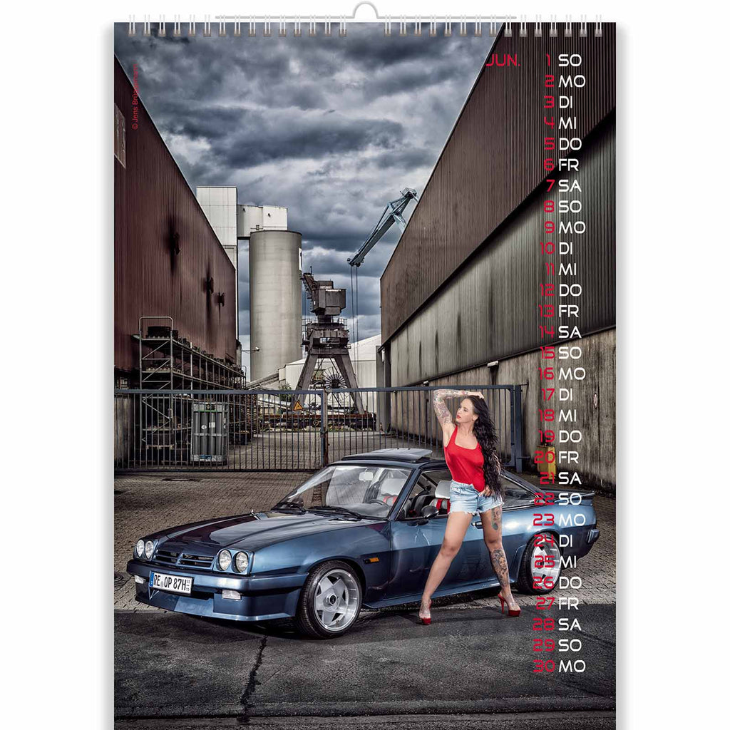 Hete vrouw Naast Haar Oldtimer In Sexy Meisje Kalender