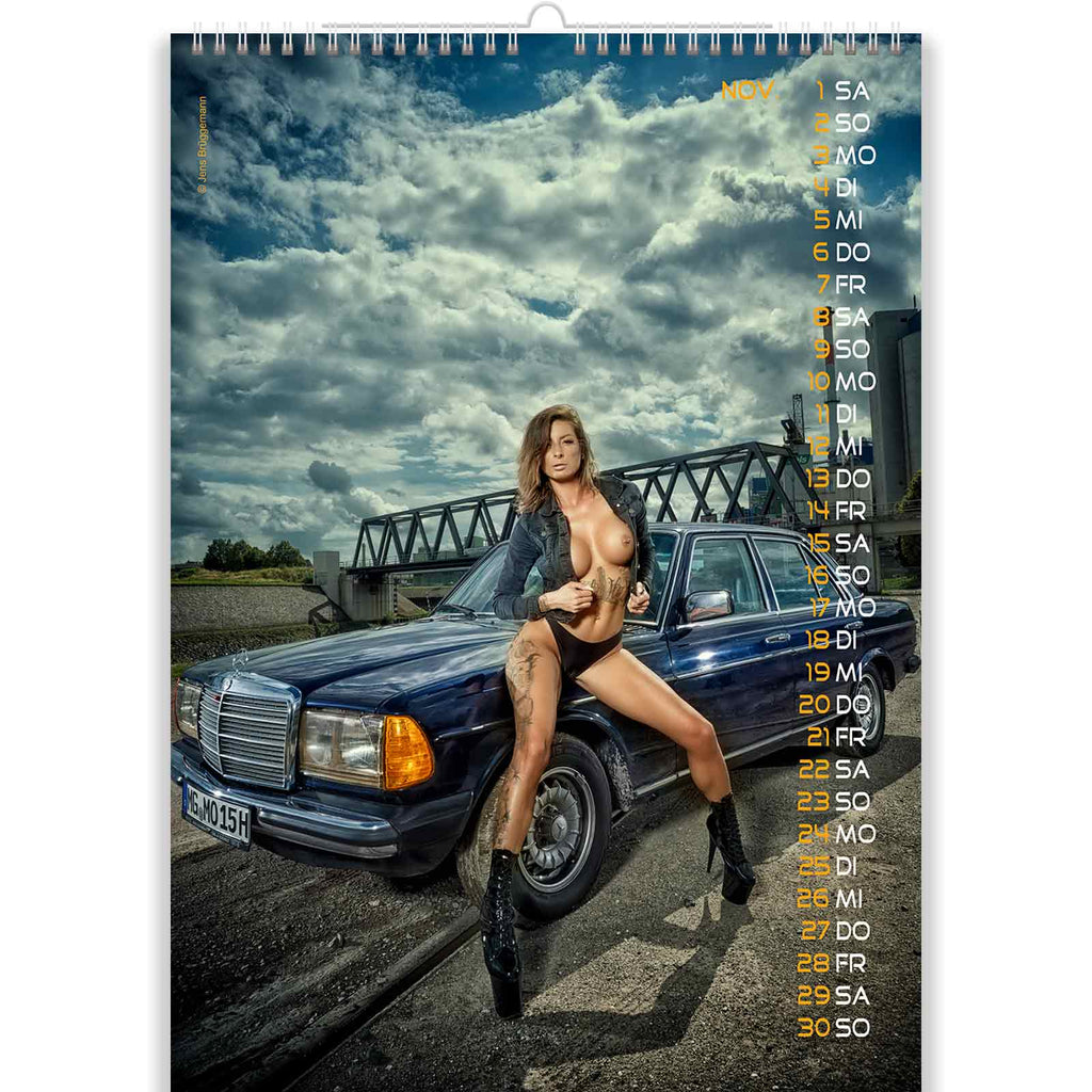 Blond gif Naast een Mercedes Benz in Sexy Girl Kalender