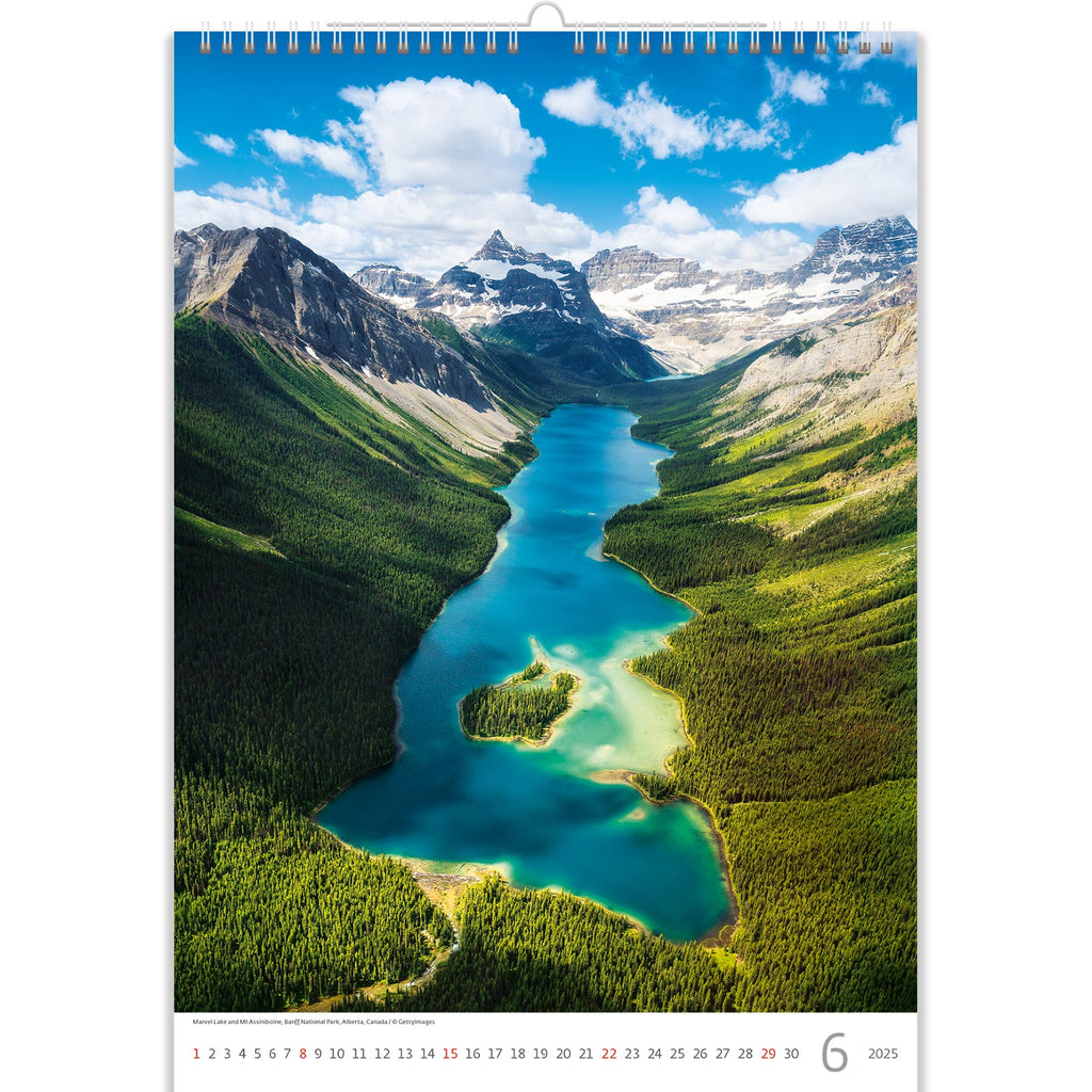 Verken de adembenemende pracht van Marvel Lake en Mt. Assiniboine in Banff National Park, Alberta. Elke maand wordt de beroemde omgeving gemarkeerd met een adembenemend uitzicht, rustige meren en steile toppen. Geniet van het adembenemende landschap terwijl je jezelf verliest in de natuurlijke schoonheid van Banff National Park en je je passie voor het buitenleven nieuw leven inblaast.