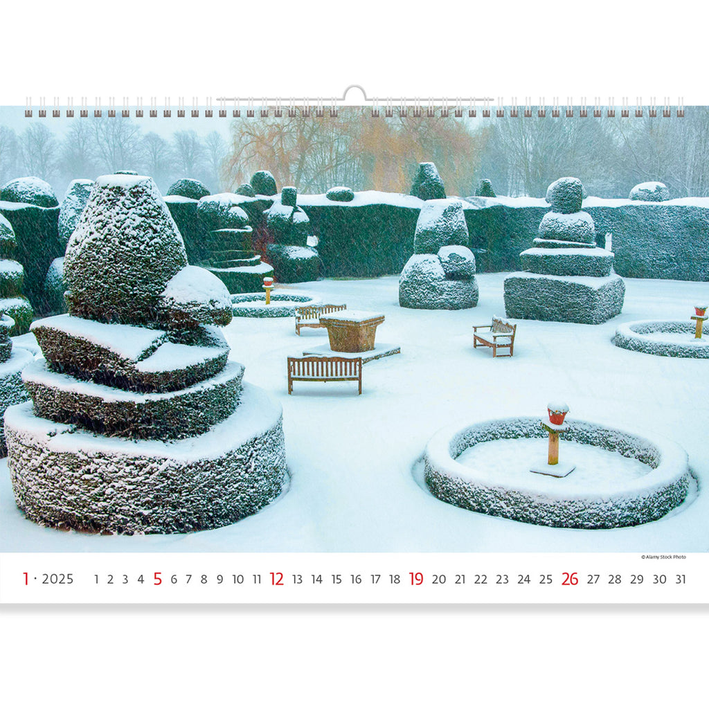 Der Wintergarten ist unter einer Schneedecke gefroren. Sorgfältige Sträucher und anmutige Bäume schaffen eine einzigartige Landschaft. Genießen Sie Ruhe und Frieden mit unserem Garten Kalender 2025.
