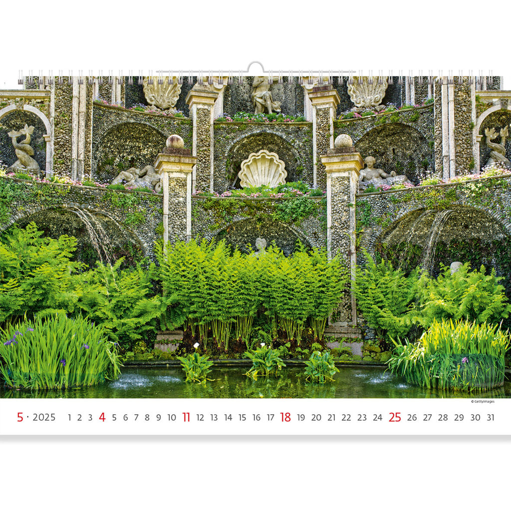 Eine großartige Schöpfung des Menschen: ein wunderbarer Brunnen und Wassergarten. Im Laufe der Zeit haben sie ein atemberaubendes Bild geschaffen: die Harmonie von Kunst und Natur. Genießen Sie diesen Moment in unserem Garten Kalender 2025.