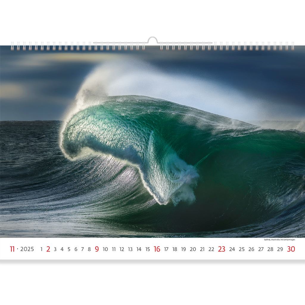 Eine riesige starke Welle verblüfft die Fantasie mit ihrer Größe. Die tiefblaue Farbe betont ihre Kraft. Spüren Sie die Kühle des Meeres mit Sea Calendar 2025.