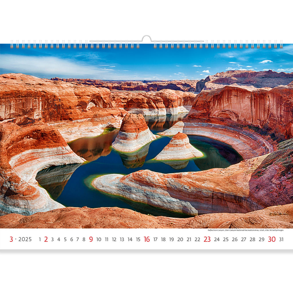 Es ist eine großartige Idee, den Reflection Canyon im Glen Canyon National Recreation Area in den Nationalparkkalender für 2025 aufzunehmen! Der Reflection Canyon ist ein atemberaubendes und weniger bekanntes Juwel in Utah, USA, das für seine atemberaubende Landschaft und die Spiegelungen der umliegenden Klippen im Wasser darunter bekannt ist.