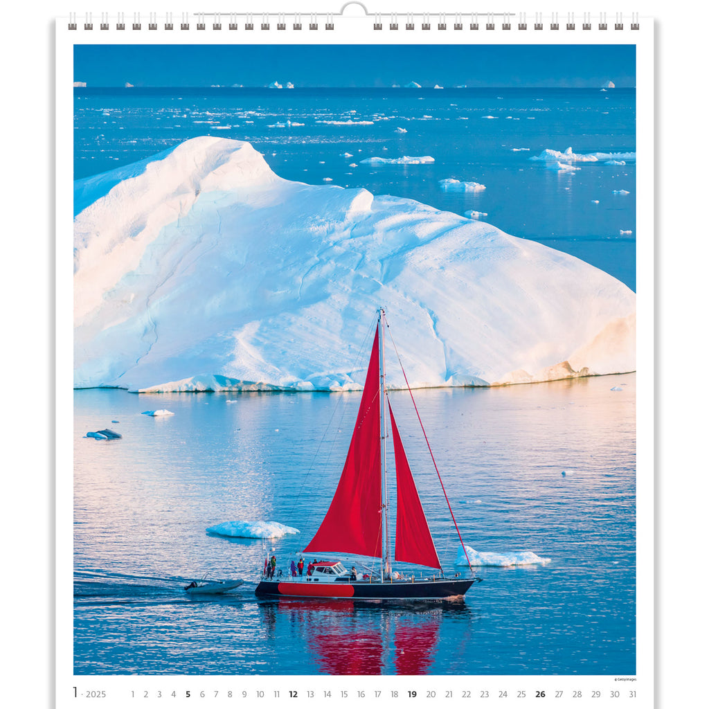 Ein beeindruckendes Bild eines roten Segelboots, das vor einer atemberaubenden Kulisse aus schneebedeckten Bergen und Eisbergen durch eisige Gewässer gleitet.