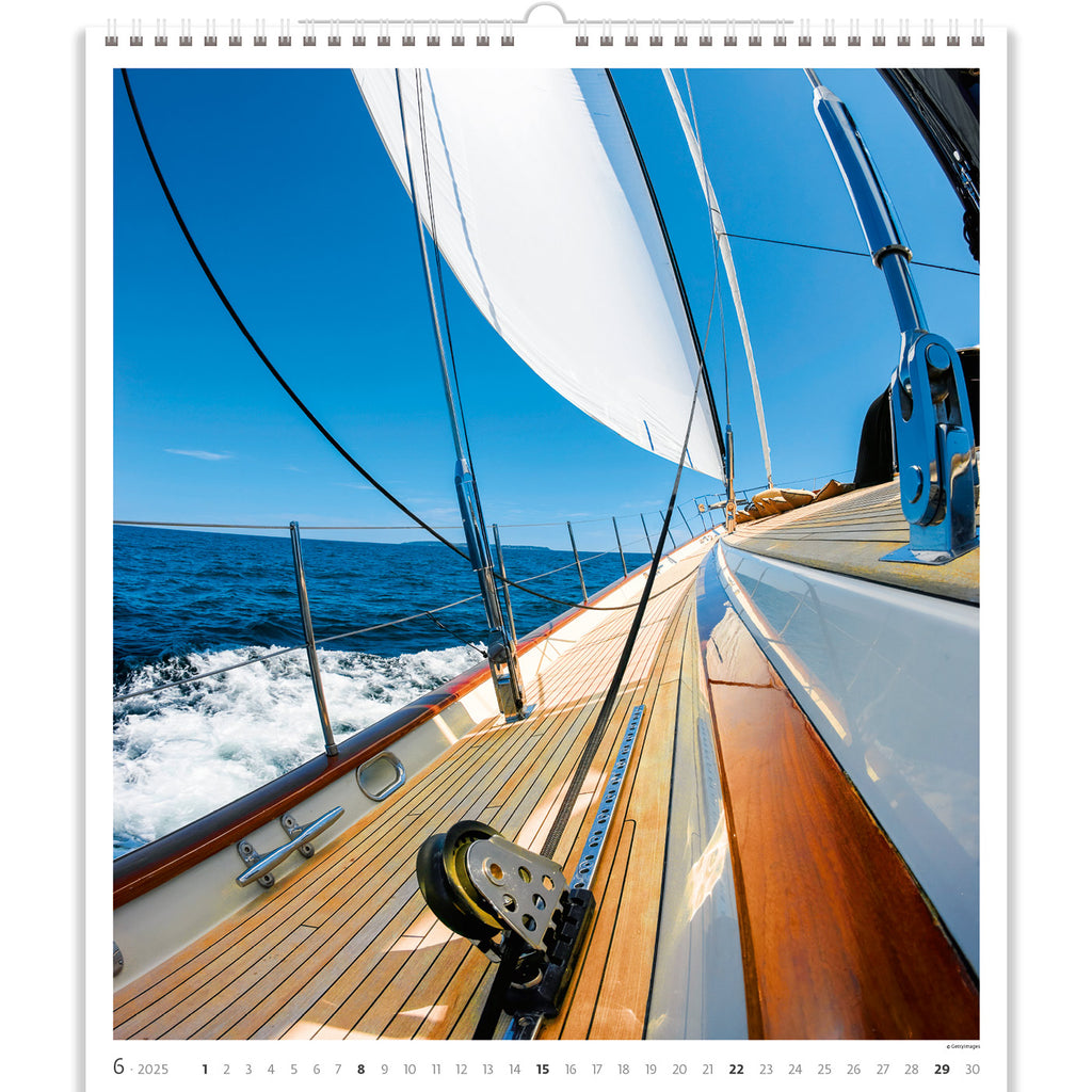 Ein authentisches Foto von Seglern, die sich auf einer Yacht entspannen und die Meeresbrise und die wunderschöne Landschaft genießen.