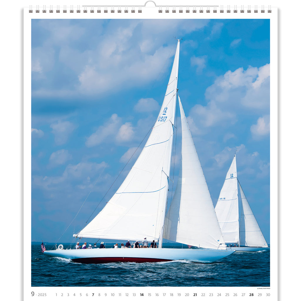 Im Segelkalender 2025 fängt diese ruhige Szene die Schönheit fahrender Segelboote vor dem Hintergrund azurblauen Wassers und klarem Himmel ein und lädt Enthusiasten ein, das ganze Jahr über die Kunstfertigkeit und Ruhe des Segelns zu genießen.