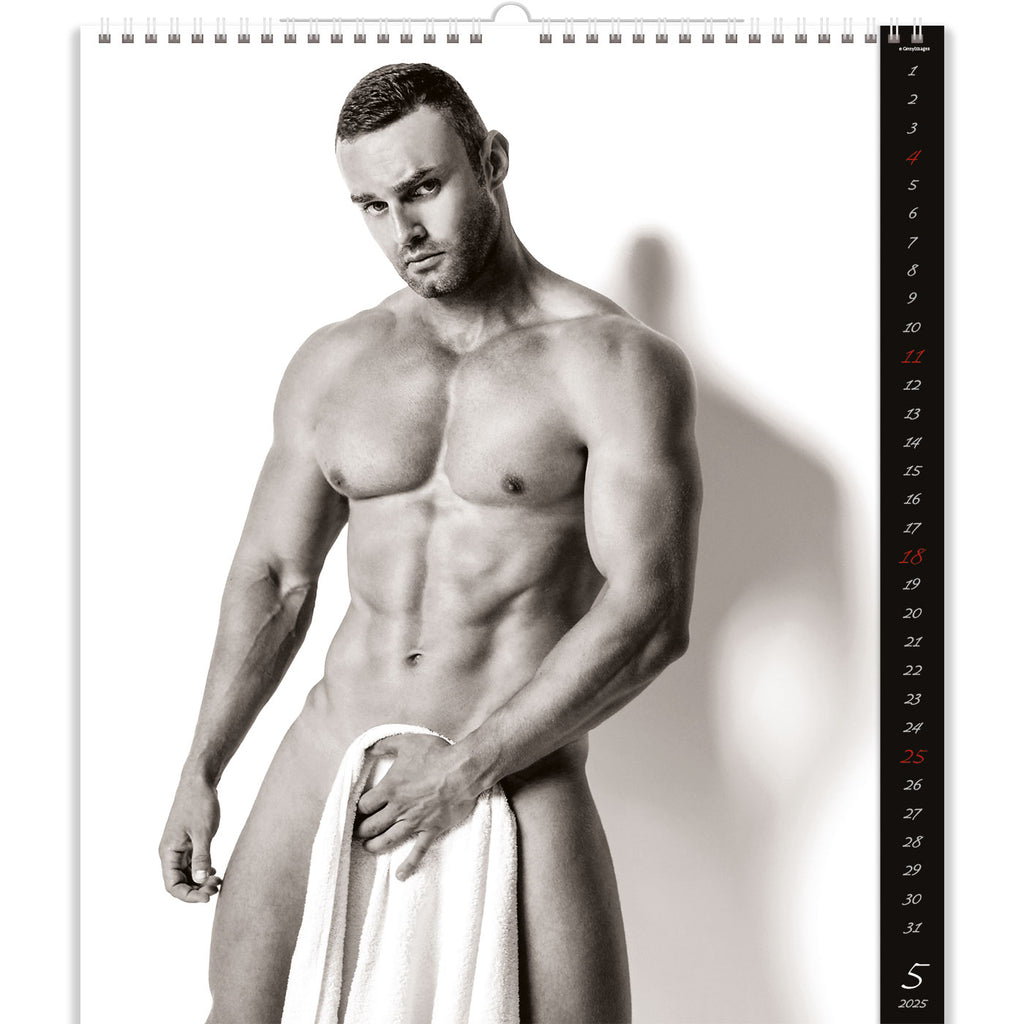 Nackt und schön, wie ein Gott vom Olymp! Seine Formen auf den Seiten von Erotik Kalender Männer 2025 sind erstaunlich.